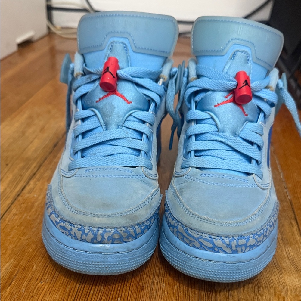 Jordan Kids Sneakers in Light Blue with Red Accents size 5